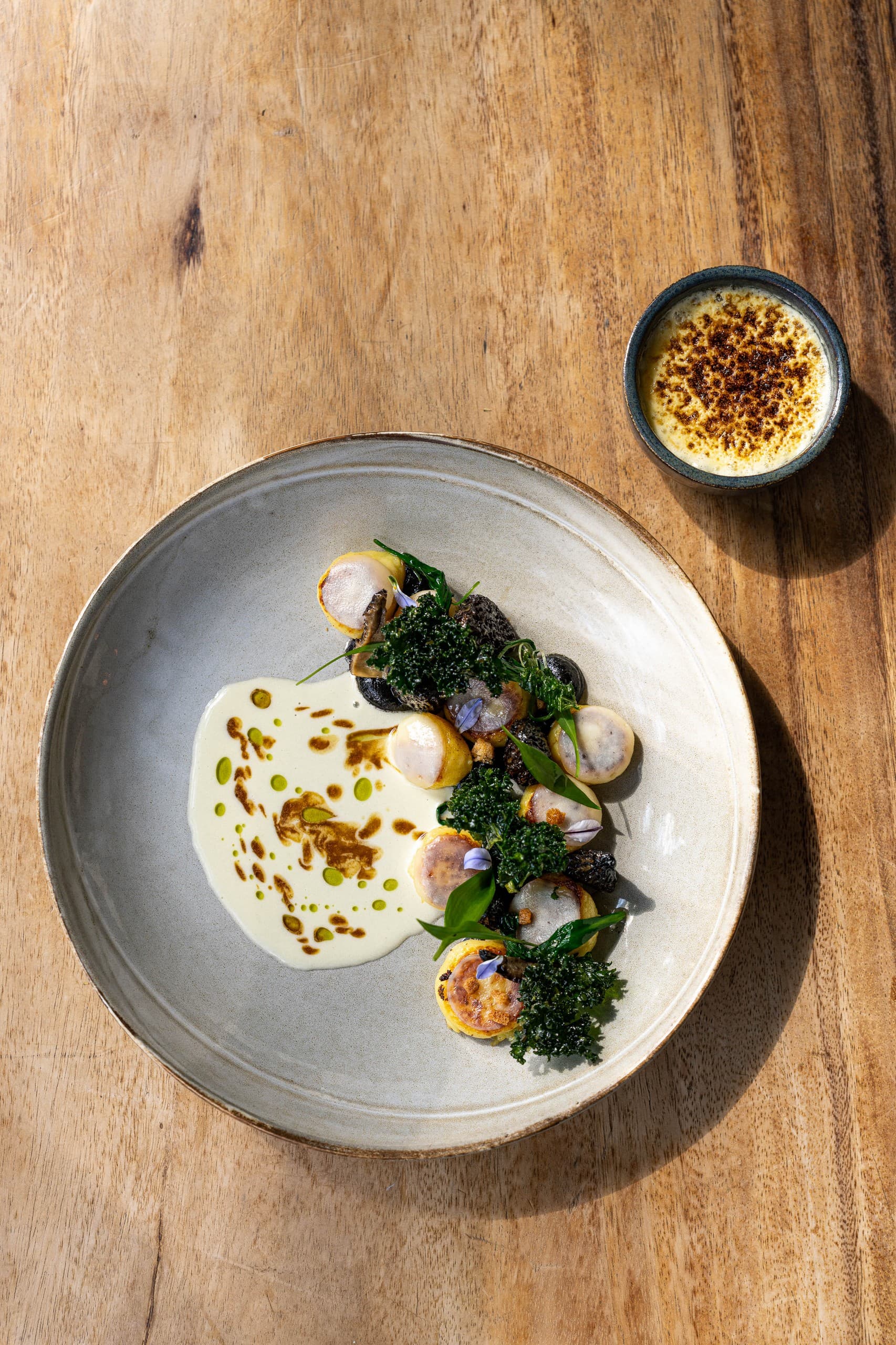 Assiette gastronomique avec crème brulée.