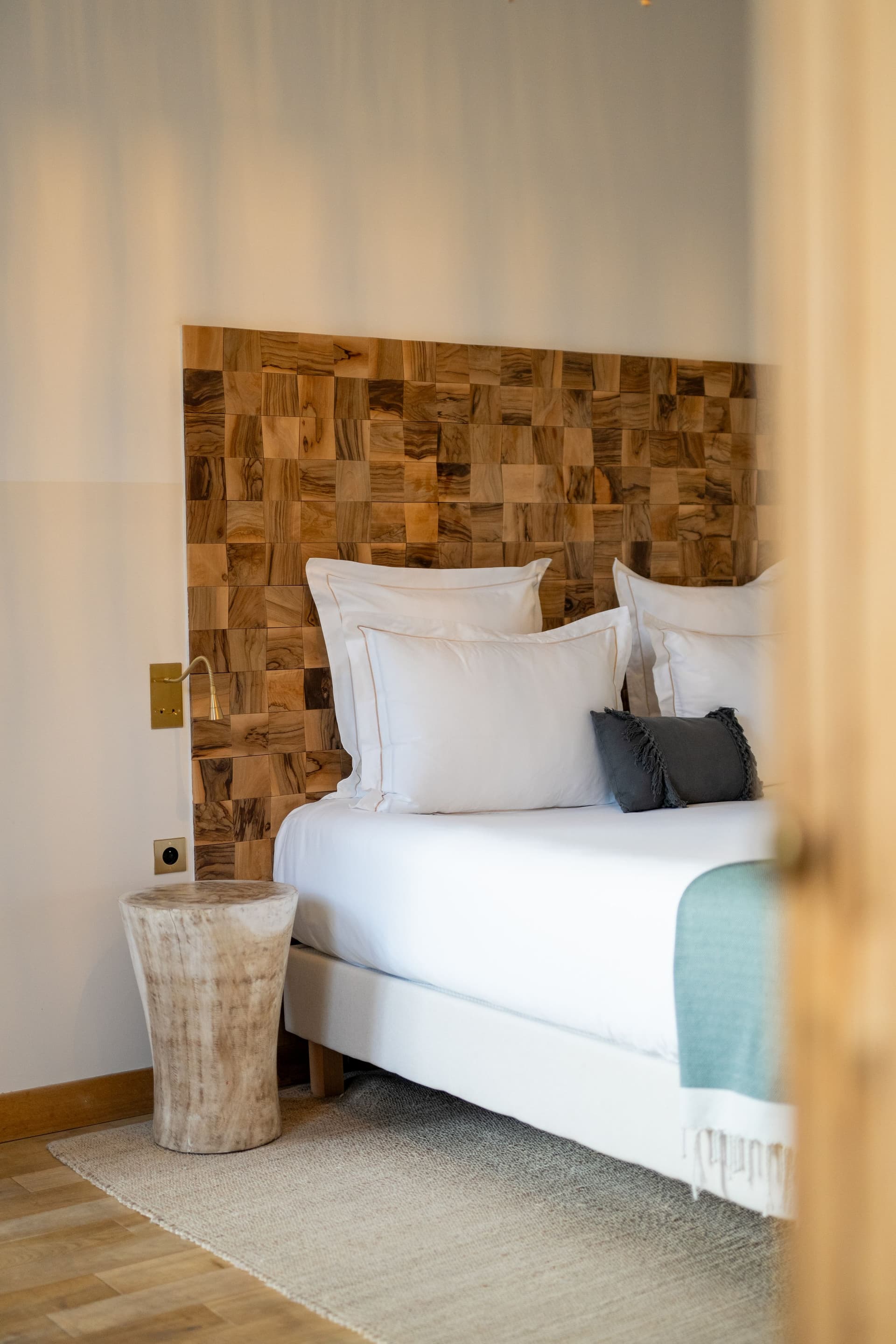 Chambre moderne avec tête de lit en bois.