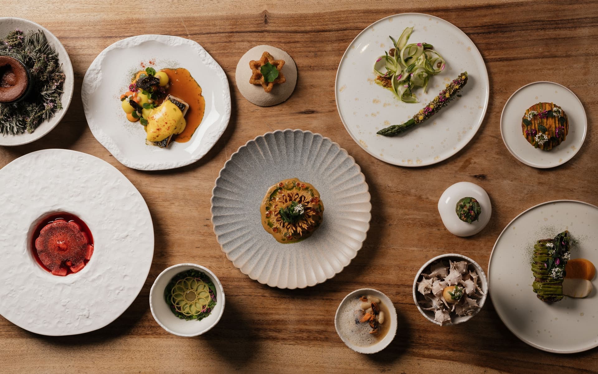 Assortiment de plats gastronomiques sur table en bois.