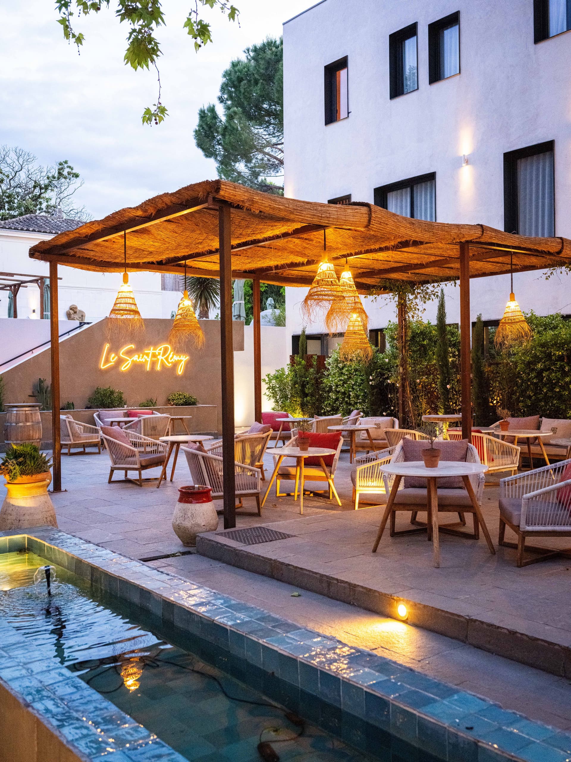 Terrasse de restaurant avec éclairage chaleureux le soir.