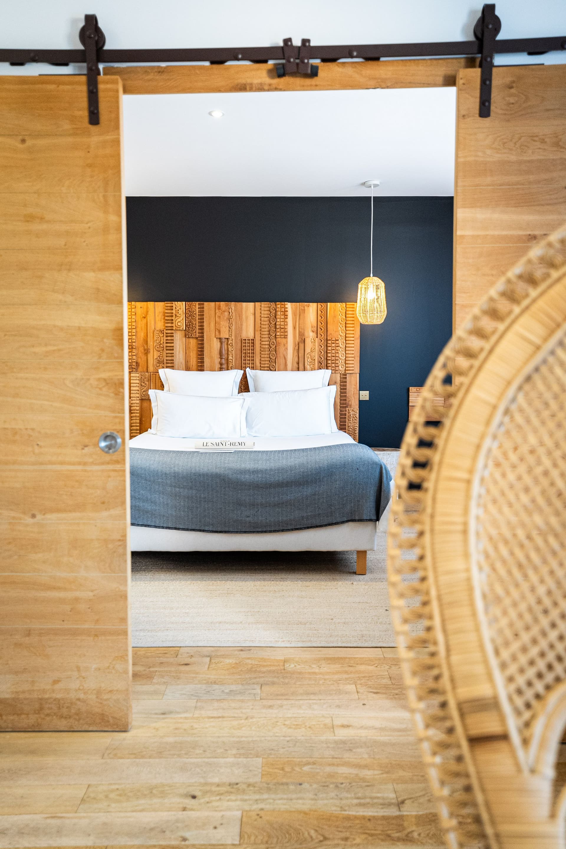 Chambre moderne avec lit double et décoration en bois.